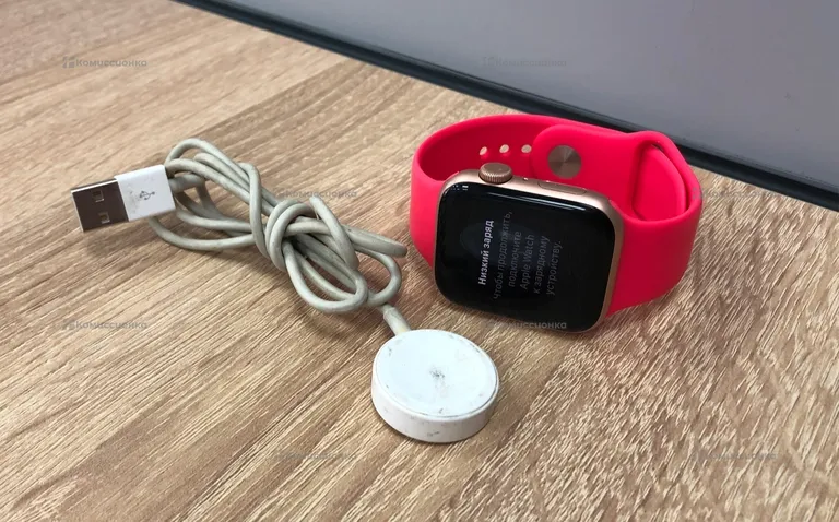 Часы  Apple Watch SE (1 Gen) 44mm