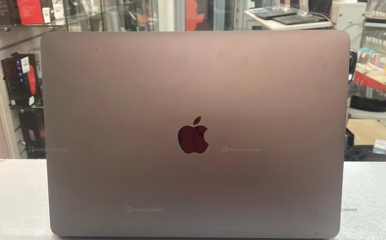 MacBook Pro (2017; 8 Ram)