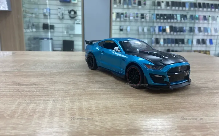 Машинка коллекционная 1:18 Ford Shelby gt500